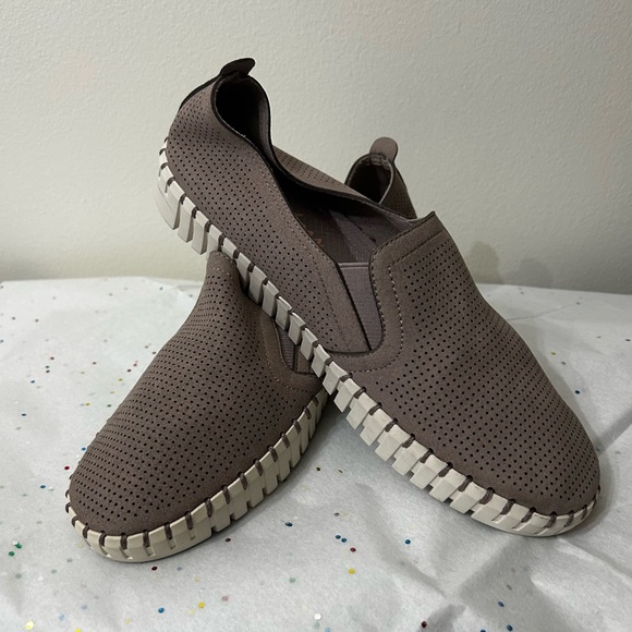 Sketchers slip on sneaker-size 6.5US - Picture 2 of 6